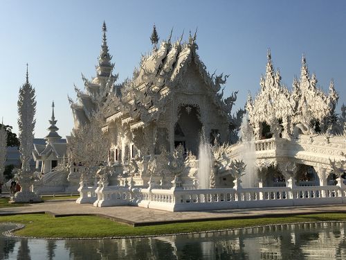 タイ旅行4日目：チェンライで緑のお寺・黒い家・花の離宮そして