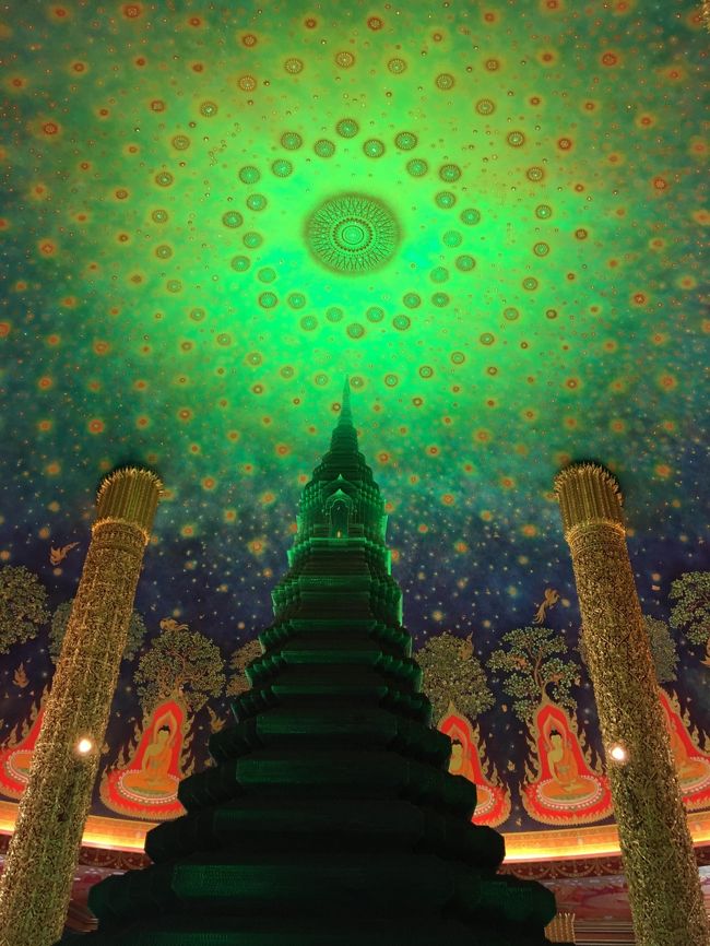 タイ旅行:9日目1月30日<br />まずはベルトラの日本語ガイド付き半日ツアー<br />「ダムヌンサドアク水上マーケット&線路市場メークロンツアー(午前・軽食付き)」日本人観光客ばかりで安心のツアーでした。<br /><br />早朝6時半にホテルのロビーにお迎えが来て出発です。<br />メークローン線路市場で列車が入ってくると日よけの屋根と品物が乗ったテーブルを片付け、通り過ぎるとまたもとのようにお店が並ぶ様子を見て<br />ココナッツファームで見学とトイレ休憩。<br />その後水上市場を見てランチ後ホテルに戻りました。<br /><br />午後は自力で観光<br />「ワットパクナム」でインスタ映えしそうな写真を撮って<br />「アジアティック・ザ・リバーフロント」でマッサージ、夕飯、最後にニューハーフショーを見て今回のタイ旅行は終わりです・・<br />