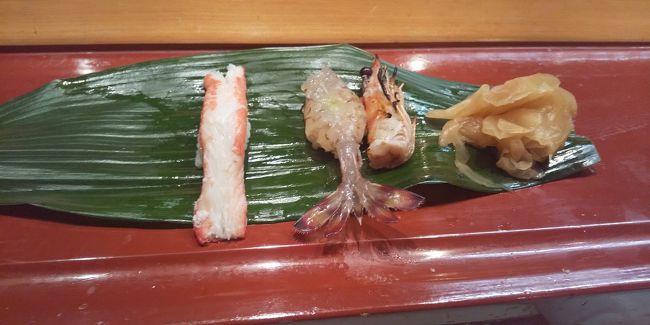 桜や蛍の名所として有名な一の坂川。<br />その川沿いにある老舗の寿司屋に久しぶりに行ってみた。<br /><br />カウンターに座ってまずは生ビールを注文する。<br />土曜日だから少し混み合っているが、奥の席だからゆっくりできる。<br />ビールで乾杯して飲んでいると、まずは刺身から出てくる。<br />白身、鯵、赤貝などどれも美味しい。<br /><br />日本酒の冷酒に切り替えてゆっくり料理を楽しむ。<br />刺身の中では熟成した海老が絶品!<br />そしてホタルイカのしゃぶしゃぶが出てくる。<br />これは酒が進む。<br /><br />山口の銘酒である東洋美人から石川の銘酒天狗舞。<br />酒も種類が多くて美味しい。<br />握りはイカ、トロ、エンガワなどどれも美味しい。<br /><br />予めあまり食べられないのを伝えていたが、それでもかなりの量。<br />楽しく話しながら、美味しいものを食べる。<br />彼女も満足した。<br /><br />赤だしで〆てすっきりした。<br />寿司屋からタクシーで湯田へ。<br />スナックで一杯やってからバーへ。<br /><br />バーではすっきり紅茶の酒を飲む。<br />山口の夜を満喫した。