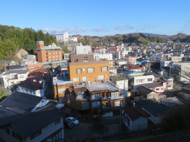 常磐線湯本駅から駅前を歩くとすぐ前方にある高台にある「御幸山公園」を散策しました、駅前には温泉地らしく無料の足湯・愛湯物語足湯もありました、小さな足湯ですが利用している人もいました。<br /><br />駅近くで御幸山公園入口にある「旬味の宿うお昭」に宿泊して、翌日の朝、湯本市街の高台にある御幸山公園内を散策、丁度桜が満開でした、桜を見ながら散策しました、公園内から湯本市街地の眺めも楽しみました。