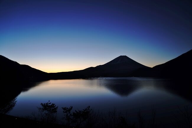 毎年2月半ば富士山の撮影に出かける。大気に水分が少なくそのため空気が澄んでいるので多くのアマチュアカメラマンが前日から三脚を並べる。自分は本栖湖からの富士山が好きで朝日+富士山はもっぱらここからの撮影が多い。富士山には登るのも大好きで夏は富士登山冬は富士山撮影を続けている。<br /><br />今年はコロナウイルスが世界中に蔓延しこの旅日記を書いている4月14日時点で世界の感染者数1,925,811人　死者119,818人と言うまるで大きな戦争でも起こっているかのような大勢の人が亡くなっており日本では連日300人もの感染者が出ている。日を追うごとに人数が多くなり心配だしいつ海外旅行へ出かけられるのか、そして大恐慌がやってくるような気がしてならない。富士山と対峙しているとそれらのもやもやが吹っ飛ぶ。<br /><br />今回の富士山ツーリングの時点ではこれほどの爆発的感染となるとは思っていなかった。ただホテル泊はやばそうな気配だったので、例によって車に自転車とカメラ機材を積んで車中泊体制で富士山に出かけた。<br /><br />本当に美しい富士山だった。富士五湖は本栖湖、精進湖、西湖、河口湖を回一周したが山中湖はタイムアウトで車を止めてある本栖湖へ引き返した。<br />