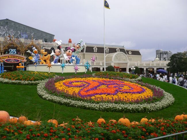 　開園当初より東京ディズニーランドに魅せられ、生活に少し余裕が出来てからは自分への誕生日プレゼントとして毎年、年間パスポート(2パーク)を購入しています。現役中は可能な限り月に1～3回はディズニーリゾートへ足を運んでいました。リタイア後、長年の夢だった海外ディズニーパークのコンプリートをクルーズを除いて果たしました。<br />　新型コロナウィルスの緊急事態宣言で外出自粛中、仙人のような引きこもり生活を送る日々でした。テレビを見ても、毎日新型コロナウィルスの話題ばかりです。少しでも気持ちを明るくしてみようとスマホに奇跡的に残っていたディズニーリゾートの写真を引っ張り出し、当時を懐かしみながら整理して旅行記にまとめ心を癒していました。<br />　よろしかったら目を通してみて下さい。