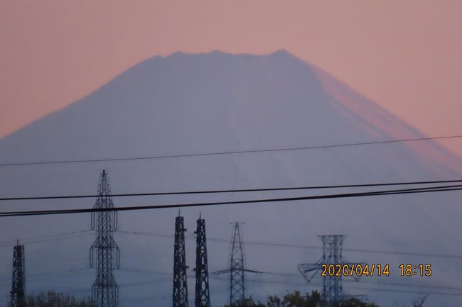 4月14日、午後6時頃にふじみ野市より美しい夕焼け富士が見られました。　山梨側の富士山が輝いて見えました。<br /><br /><br /><br /><br />*写真は美しかった夕焼け富士<br />