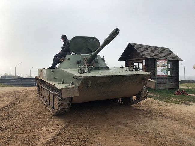 今回は軍事オタク、共産圏オタクなら必見。ミンスク郊外での凄まじい軍事博物館。<br />この写真は戦車のバス停(?)で乗客を待つ運転手(?)。<br /><br /><br />まずは午前中にミンスク市内からスターリン・ライン博物館へ。<br />これは市内から約40分。<br />ミニバスが運行しててミンスク中央駅南口から出発してる。<br />後でアップするけど、今ミンスク中央駅広場は大規模工事中でバス停と言うか単にその前の駐車場でミニバス見つけるのちょっと大変かも。<br />今回は行きはYandexタクシーアプリで行く事に。<br />システムはUberと同じ(Uberはロシア圏では撤退してYandexタクシーと統合)。<br />市内中心部から博物館まで40分乗って20ルーブル(約千円)。<br />一人でも十分安い。<br />問題無く博物館到着。<br />ちなみにミンスクからのバス停は目の前にある。