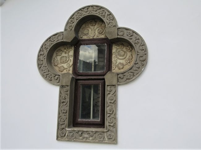 表紙の写真はシナイア僧院僧房の窓です