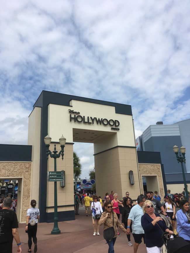 2020年2月に行ったウォルトディズニーワールド(WDW)7日間の旅行記です。<br /><br />1日目<br />成田空港→ワシントン空港→オーランド空港<br /><br />2日目<br />ハリウッドスタジオ<br />エプコット<br /><br />3日目<br />アニマルキングダム<br />マジックキングダム<br />エプコット<br /><br />4日目<br />ハリウッドスタジオ<br />オーランドバインランドプレミアムアウトレット<br />マジックキングダム<br /><br />5日目<br />ハリウッドスタジオ<br />マジックキングダム<br />ディズニースプリングス<br />ハリウッドスタジオ<br /><br />6日目<br />オーランド空港→シカゴ空港→<br /><br />7日目<br />→成田空港<br /><br />この旅行記②は2日目(ミレニアムファルコン後から)です。