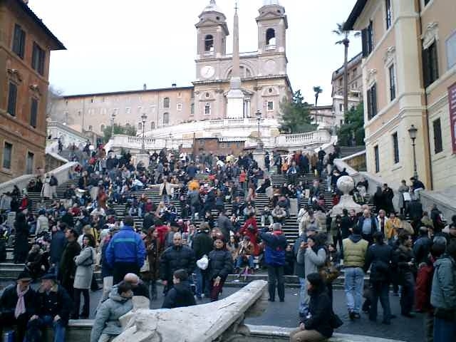 ギリシャの次ぎはイタリアだろう、という単純な発想で申し込んだのが○TB催行の「イタリア満喫8」ツアー。ミラノ、ヴェローナ、ヴェネチア、フィレンツェ、ピサ、シエナ、ローマを巡る、所謂、連れ回し型、見所てんこもりツアーだった。<br /><br />表紙の写真は2003年1月3日のスペイン広場の様子だが、コロナ禍に見舞われた2020年には広場から人が消え去るとは、神様も知らなかっただろう。<br />