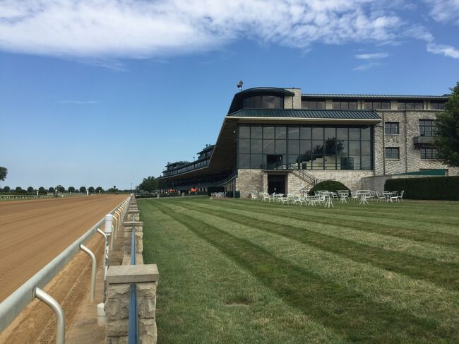 国の史跡にも指定されている由緒ある競馬場なのに、自由に中に入れてしまいます。競馬に興味が無くてもその美しさに感激しました。ケンタッキーブルーグラス芝が美しく、サラブレットの名産地を楽しめました。<br />レキシントンは北海道新ひだか市と1988年から姉妹都市です。