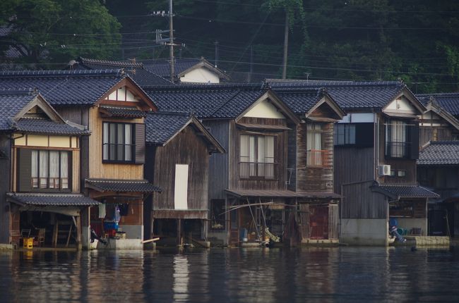 家で静かに過ごすこの時期だからこそ、昔の旅の写真の整理をしようと思いました。<br />２０１３年に伊根に出掛けた時の写真です。<br /><br />伊根の港は、入り口が南西に向いていて、そこから若狭湾につながっています。一瞬、方向感覚が分からなくなる不思議なところ。<br /><br />母屋と舟屋、そして蔵で造られる伊根の街並み。<br />着いた日の夕方は街を歩き、翌日は船から街を眺めました。<br /><br />そして、帰るときに思わず呟いてしまったことば....伊根は....いいね。<br />