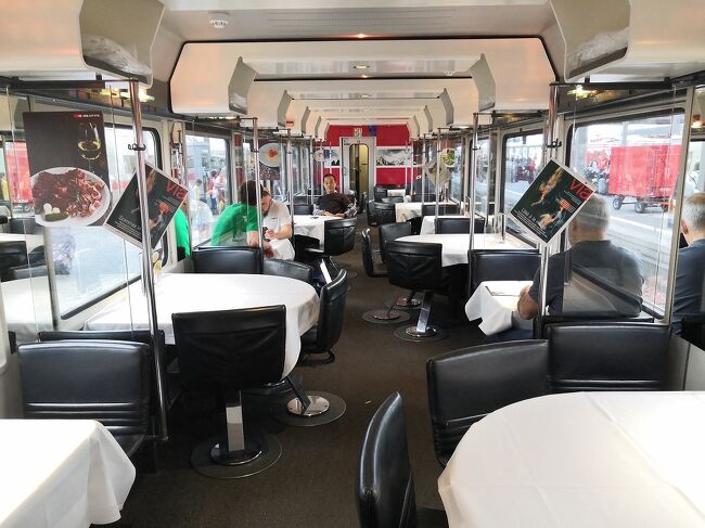 ミュンヘンに出張中の鉄道好きの友人と合流し、週末を利用してミュンヘン近郊で食堂車の乗り比べをしてきました。日本の在来線ではほとんどなくなってしまった食堂車、ヨーロッパはいろんなタイプがあって楽しかったです。<br /><br />スケジュール<br />6/22<br />ミュンヘン-ウルム-シュトゥットガルト-アウクスブルグ-ミュンヘン(ドイツの食堂車)<br />6/23 <br />ミュンヘン-ブーフローエ(スイスの食堂車)<br />ミュンヘン-ブーローゼンハイム(オーストリアの食堂車)<br />ミュンヘン-翌日ミラノ(ナイトジェット個室)<br /><br /> 6/22土曜日はドイツの食堂車を乗り比べするため、途中下車しながらシュットガルトを往復しました。まずウルムで途中下車、ウルムの大聖堂はあの有名なケルンの大聖堂より高く教会建築としては世界一だそうです。シュトゥットガルトでランチして、帰路はアウクスブルグで下車、こちらも街をぶらぶらして教会に立ち寄り、ミュンヘンに戻りました。<br /> ドイツの食堂車ですが最初に乗ったICEは長椅子タイプでテーブルクロスが敷いてある食堂車でした。珈琲を注文したらマシーンが故障中とのこと、友人曰く、よくあることだそうです。次の列車も同じようなタイプの食堂車でした。シュトゥットガルトからの食堂車はちょっ変わった半円テーブルタイプのカジュアルな食堂車でした。最後はファミレスの席みたいなテーブルクロスがない食堂車でした。<br /><br /> 6/23翌日はスイスとオーストリアの食堂車、最初に乗ろうと思ったスイスの列車は沿線トラブルで大幅遅延、仕方がないのでホテルに戻って予定を練り直し、ミュンヘンからブーフローエを単純往復しました。今度はオーストリアの食堂車に乗るべく、ローゼンハイムをこちらも単純往復しました。それぞれ現地での観光はなし、せっかくなのでミュンヘンの新市庁舎だけ観光しました。<br /> スイスの食堂車は半円タイプにテーブルクロスが敷いてあり、ちょっと変わった食堂車で面白かったです。オーストリアの食堂車は1両まるごと食堂車のタイプでテーブルクロスも敷いてあり、いかにも食堂車という感じでした。<br /><br /> その夜は友人に見送ってもらいミラノに向けて出発、こちらも楽しみにしていた寝台列車のナイトジェットです。今回は奮発してシャワートイレ付の豪華個室、日本で予約して20,500円でした。一人旅だとセキュリティ管理に気を使うのでトイレシャワー付はとても便利でした。<br /> 個室車両には男性のアテンダントさんがいてベットメイキングや朝食の手配(いくつか選べるタイプ)もしてくれます。ただ、すべて英語で説明されるので細かい内容を理解するのが大変でした。特にパスポートとチケットを一旦預けるので少し不安になりました。