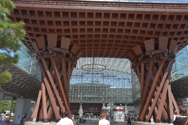 金沢駅の兼六園口にあるもてなしドーム。金沢は雨や雪が多いため『駅を降りた人に傘を差し出すおもてなしの心』をコンセプトに誕生。金沢を訪れた人を幾何学模様のガラスの天井がやさしく迎えてくれます。