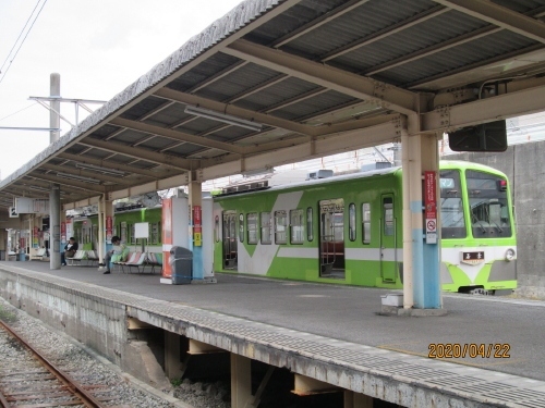 （５９）流鉄流山線。所在地：流山1丁目。アクセス：JR常磐線馬橋駅・新松戸駅乗り換え。電話：04-7158-0117。江戸川や利根運河の水運で栄えた流山は、明治29年に発表された現JR常磐線の建設計画に反対。水運の衰退により地元発起人により馬橋－流山間の鉄道計画を出願し、大正5年（1916年）町民鉄道として開通。馬橋・流山間全長5.7キロメートル、 流山市内には流山、平和台、鰭ヶ崎の3駅。<br />流山１００か所めぐり（５９）・流鉄流山線。<br />近くには流山本町の最寄り駅で、松戸と流山の全長5.7ｋｍを結ぶ流鉄流山線の発着駅となる「流山駅」があり、都心から一番近いローカル線として「関東の駅百選」に選ばれ、地元市民はもとより多くの鉄道ファンに愛され親しまれています。2005年には首都圏新都市鉄道つくばエクスプレス（ＴＸ） 流山セントラルパーク駅が開業した為、乗車人員が減少している。ＴＸとは接続していません。駅周辺には古民家が多く、これらを活用したカフェや交流スペース、宿泊施設への活用が取り組まれている。江戸川沿いに位置する歴史的町並みが残り、行灯が燈る流山本町の町並みは「行灯回廊」や「江戸回廊」とも呼ばれ観光活用している。<br />流山100か所めぐりとは流山の文化遺産や神社仏閣、名所旧跡など中から選定された100か所です。個々の情報については、かなり要約しています。流山の歴史をもっと詳しく知りたい方は、流山市立博物館（電話：04-7159-3434）へ、ご相談ください。また、市立中央図書館（電話：04-7159-4646）参考室にはレファレンスサービスをする司書がいますので資料の相談に応じています。なお、立入が制限されている場所もありますので、見学等の際は必ず関係者や関係機関にご確認ください。<br />流山市ＨＰ　https://www.city.nagareyama.chiba.jp/tourism/1013068/1013069.html