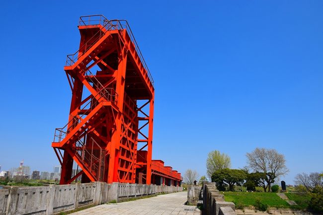 赤羽桜堤緑地の芝桜を見た後は、新荒川橋の下流側の荒川岩淵関緑地の旧岩淵水門周辺を散策しました。<br /><br />