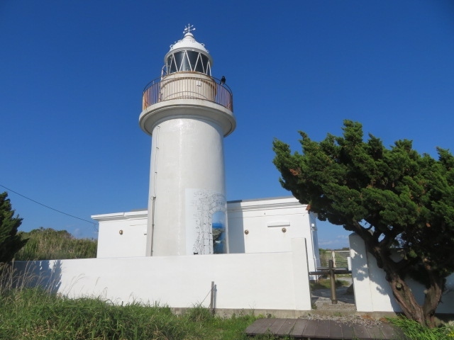 三浦半島の南端にある自然島・城ヶ島に行き、海岸散策と食事をしました、城ヶ島は一周約4kmの島ですが三崎港近くから全長575mの城ヶ島大橋で結ばれていて気軽に行くことが出来ます。<br /><br />京浜急行電鉄三崎口駅前から京急バスを利用して終点の城ヶ島まで行き(運賃400円)、バス停からすぐそばにある灘ヶ崎、揖の三郎山神社に、高台にあるので眺めが楽しめました、高台を降りてからバス停前を歩いてお土産街を歩いて灯台公園入口にある海鮮料理の食堂・中村屋でまぐろのづけ丼(1050円)を食べて城ヶ島灯台公園内に入りました、海岸や周辺の景色を見ながら散策路を歩いて海岸に出ました、岩場の海岸を少し散策して城ヶ島京急ホテルに、ホテルは新型コロナウイルスの影響で休館中でした、ホテル裏にある観光橋を歩いて城ヶ島バス停に戻りました、観光客は殆どいませんでした。