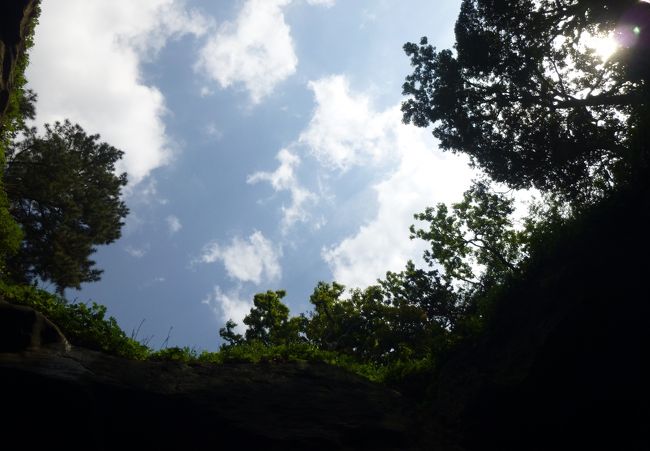 西伊豆へ<br /><br />暑過ぎない今なら、南が気持ちよさそう<br />ってことで、三島から入って、ドライブしながら南伊豆へ!<br /><br />沼津で車を借りて、いざ!<br /><br />レンタカー屋さんで「熱海ルートや海岸ルートに比べると渋滞はまだまし」という修善寺ルートの様子を聞いてみると、<br />「そっちも大混雑で、昨日はまったく動かなくなってしまったようです。貸した車が7台追突してしまったんですよ~」と<br /><br />う~ん、喜びと悲しみの「魔の10連休」だね<br />今夜のお宿は最南先端の石廊崎・・・。今日中に辿り着けるかな~<br /><br /><br /> 三島、沼津<br />★堂ヶ島<br /> 石廊崎<br /> 下田