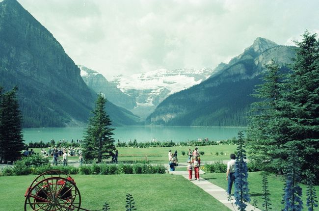 国境を越えて、カナダにはいりました。バンフでは、早速高いところに登りました。Lake Louise の美しさには息をのみます。<br /><br />Holidays in America, July-August, 1979.<br />7/20 Pasadena<br />7/21 Pasadena<br />7/22 Disneyland, Pasadena<br />7/23 Pasadena<br />7/24 Las Vegas<br />7/25 Grand Canyon<br />7/26 Monument Valley<br />7/27 Montecello (UT)<br />7/28 Green River (UT)<br />7/29 Garden City (UT)<br />7/30 Yellowstone<br />7/31 Yellowstone<br />8/1 Butte (MO)<br />8/2 Glacier National Park<br />8/3 Waterton (AL)<br />8/4 Banff<br />8/5 Jasper<br />8/6 Golden (BC)<br />8/7 Peachland (BC)<br />8/8 Wenatchee (WA)<br />8/9 Mt. Rainier<br />8/10 Eugine (OR)<br />8/11 Klamath Falls (OR)<br />8/12 San Francisco<br />8/13 San Francisco<br />8/14 Yosemite<br />8/15 Oakhurst (CA)<br />8/16 Pasadena<br />8/17 Pasadena<br />8/18 San Diego (Hotel Circle)<br />8/19 San Diego (Downtown)<br />8/20 San Diego (Pt. Loma)<br />8/21 Carlesbad<br />8/22 Pasadena<br />8/23 Pasadena<br />8/24 Pasadena<br />8/25 LAX PA003 12:40