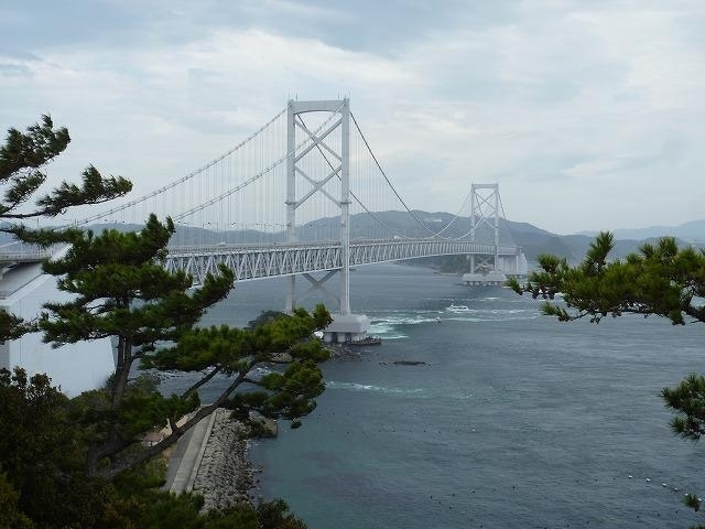 JALどこかにマイルを利用して徳島へ行ってきました。<br />今回の旅のメインは、鳴門の渦潮を見ること。<br />ラッキーなことに大潮で大きな渦を見ることができました～<br />渦潮を見た後は、淡路島へ渡ってみたり、徳島市内では徳島グルメも楽しんで<br />充実の1泊2日となりました！