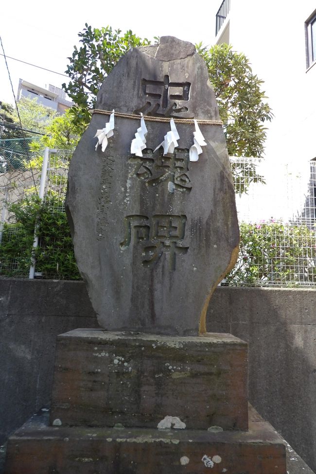 　横浜市栄区飯島町に鎮座する三島神社のはす向かいに忠魂碑が建っている。明治40年（1907年）に建立された飯島町出兵者で日露戦争で戦没された人の霊をともらう忠魂碑である。<br />　日露戦争は、明治37年（1904年）2月8日から明治38年（1905年）9月5日にかけて大日本帝国とロシア帝国との間で行われた戦争である。<br />　また、昭和28年（1953年）には台座裏に「大東亜戦争戦没者氏名」を加えている。<br />　ここ飯島町では飯島家墓地の戦死者のお墓（https://4travel.jp/travelogue/11618628）を参拝したが、各戦没者の墓はお寺や各家の墓地に建てられているのであろうが、飯島町の戦没者はこうして注連縄が付いたこの忠魂碑で祭られているのだ。<br />（表紙写真は忠魂碑）<br />