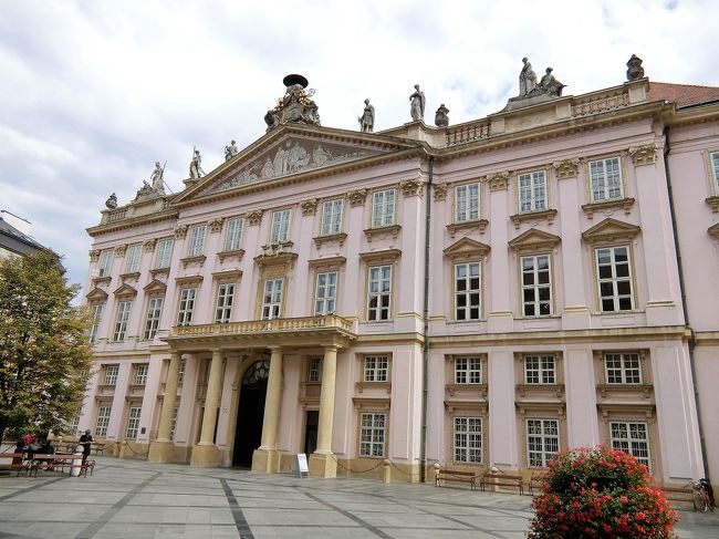 ブラチスラバ観光の後編です。<br />前編はブラチスラヴァ城の観光が中心でしたが後編は旧市街の町歩きです。<br />ブラチスラバはスロバキアの首都でありながら人口は42万強と少なく、日本の地方都市並みの規模しかありません。<br />町の規模が小さいという事は観光地が固まっていることで効率的に観光することができます。<br />そんな旧市街の中心にあるフラヴネー広場から今回の旅行記はスタートします。<br />