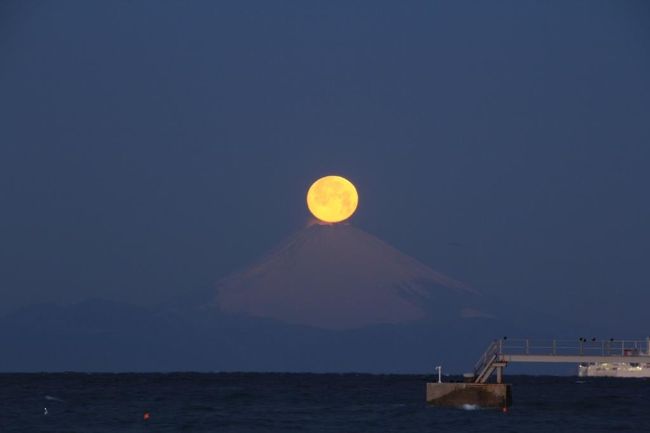 富士山頂に満月が沈むことを「パール富士」と言います。<br />2月9日は、ちょうどその日でした。<br />
