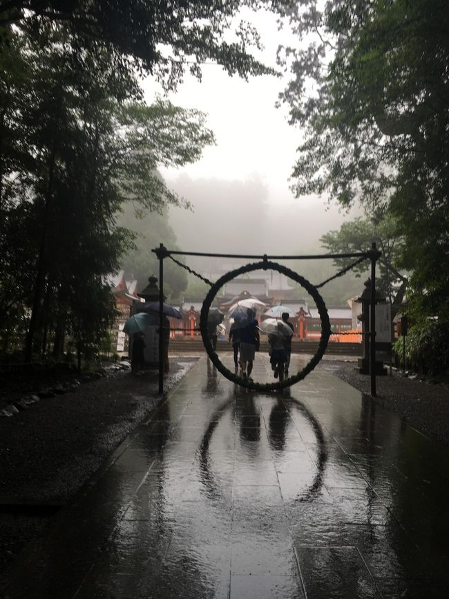 今回の霧島温泉はのんびりすることがテーマ。<br />友達がゆっくりしたいが温泉はどこがおすすめされたので、函館湯の川か霧島を提案し、交通が安かった霧島になりました。<br />東京からの距離自体は遠いですが、空港から温泉までが近いので、霧島はおすすめです。観光しなければ空港から30分以内に着けますし湯量も泉質もかなりよい。(後空いてるw)<br />露天風呂と岩盤浴のついた離れのお宿でゆっくりしました。<br />たまたますごい台風にあたってしまい、散歩とかもできない感じだったので、まあゆっくりして、立ち寄り湯と、霧島温泉に行ったくらいですが、空港から近い温泉なので霧島温泉はいいですね。<br />空港の側の種麹の工場?お店にいって、麹たっぷりのランチもいただき、<br />ちょうど夏越の祓のタイミングでしたので、霧島神宮で茅の輪くぐりをしてきました。<br />体の内と外から癒しの週末でした。<br />今回は鹿児島なのに桜島見れませんでしたね。。。台風でw<br />