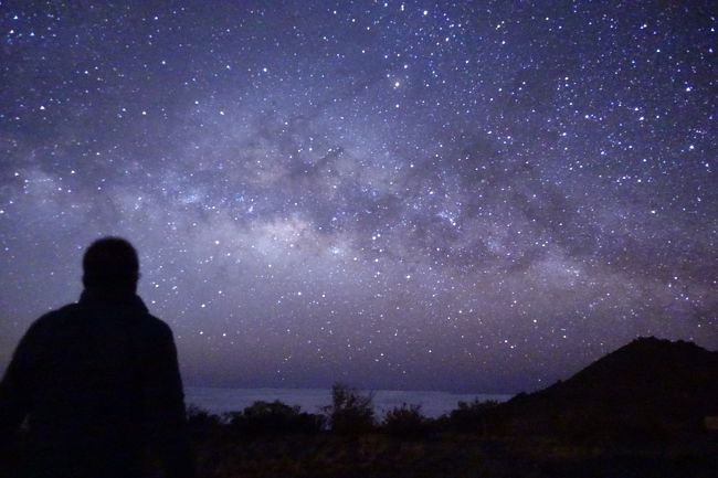 マウナケアの中腹にあるオニズカビジターセンターでの星空観賞。<br />この写真は2月のものですが、乾季である夏の星空は異次元的別格なものがあります。<br />星は瞬きませんし、星と星に奥行きを感じることができるでしょう。<br /><br />レンタカーでコナから1時間30分(マウナラニなら1時間)で行けるので高額なツアーに参加せずとも楽しめる場所です。<br />オニズカビジターセンターは標高2800ｍにありますので夏でも10℃ぐらいまで下がりますし、<br />冬だと5℃以下になるので、ウォームパンツとライトダウンなど防寒具が必要です。<br />このオニズカビジターセンターまででしたら高山病の心配もおよそ気にしなくて良いかと思われます。<br /><br />写真はコンパクトデジカメで写したものですが、このぐらいで良いなら高価な一眼レフや広角レンズはいりません。<br />レンタカーでのメリットは、星空観賞のためだけにいける。時間を自由に選ぶことができる。など様々ですが、寝袋を持って行けば星空の下で寝ることもできます。