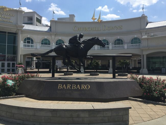 ルイビルが世界的に有名なのは、なんといっても世界最高峰の競馬レースであるケンタッキーダービーの開催地であることです。特に競馬ファンと言うわけではありませんが、世界の競馬ファンが訪れる地に足を運んでみました。