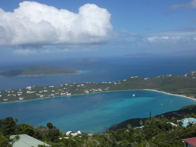 2020/2/17(月)お昼の12時過ぎ、米領ヴァージン諸島(U.S. Virgin Islands＝USVI)の首都シャーロットアマリー(Charlotte Amalie)。この日は米国はプレジデントデー(Presidents&#39; Day)の祝日と云うことで、午前中に足を延ばそうと考えていた英領ヴァージン諸島(British Virgin Islands)へは行けず、観光スポットもみんな休みやハリケーン被害で閉鎖されており、予定していた観光をすべて早々と午前中で終了し、クルーズ船ターミナルに停泊中のクルーズ船に戻る。<br /><br />まずは昼食。船の10階のビュッフェレストランでたっぷり食べる(下の写真1)。もちろんこれもインクルードで、昼飯代をセーブできたのは喜ぶべきことかしら。昼食後、デッキで午前中回った市街地を眺めてこれも含まれてるコーヒーを飲みながら、これからどうするか考える。ガイドブックを再度見てどっか行くところがないかと調べるが、もう歩いて行けるような範囲には見所はない。かと云って余り遠いところまでは時間的に無理。<br /><br />と云うことで、シャーロットアマリーの町の北側の山の上にあるマウンテントップ(Mountain Top)に行ってみることに決める。セントトーマス島(Saint Thomas)の最高峰より少し低い標高451mで、島の北側の海が望めるところ。<br /><br />2時前に再び下船し、タクシー乗り場へ向かい、いくらで往復してくれるか交渉。25US$で送迎してくれることで交渉成立し、さっそく山頂へ向かう(下の写真2)。シャーロットアマリーの町の北側から曲がりくねった道を登ること約20分で到着。ヴァージン諸島名産のクルーザン(Cruzan)と云うラム(Rum)のボトルと海賊がロータリーで迎えてくれる。まずはショッピングアーケードを抜けて北側の展望台に。<br /><br />朝から停泊している島の南岸のシャーロットアマリーとは一味違う北側の海が広がる。手前に入り込んだ深い湾はメイゲンズ湾(Magens Bay)。湾のどん付きのビーチはこの島で一番の人気のビーチ。古くはグレイトノースサイド湾(Great Northside Bay)と呼ばれていたが、18世紀から19世紀に掛けて、島の副知事であったヤコブ・メイゲンズ(Jacob Jorgenson Magens)とその相続人が地主であったことから今の名前となった。なお、20世紀には米国の有名な銀行家アーサー・フェアチャイルド(Arthur S. Fairchild)の所有となり、その後政府に寄付された。<br /><br />その先には小さなものを含めると20を越える島が広がる。アルバムの写真の左手先に浮かぶのはハンズ・ロリク島(Hans Lollik Island)で米領ヴァージン諸島に属するが、その右手奥の3つの島は英領ヴァージン諸島(British Virgin Islands)の島々で、左の小さな島がグレート・トバゴ島(Great Tobago)、真ん中奥がヨストヴァンダイク島(Jost Van Dyke)、そして右端が行こうとして行けなかったトルトラ島(Tortola)。まあ、行けなかったけど、見られたので良しとしよう！<br /><br />ここはバナナダイキリ(Banana Daiquiri)発祥の地として有名。1953年にバルバドス(Barbados)出身のジョージ・クール(George Coule)と云うイギリス人船長が完璧なカリブ海のカクテルを求めて島々を回り、この地で地元のクルーザンラムを使ったバナナダイキリを見つけたそうだ。しまった、飲まなかった・・・ 急遽訪れたとこだったので、そこまで理解できてなかった。また、このショッピングアーケードはカリブ海最大の免税店でもあり、でかい！ 日の丸も含む各国の国旗が飾られ、Tシャツなどもカラフルで豊富。<br /><br />戻り路、シャーロットアマリーを見下ろせるポイントで止まってくれて、町と港を見下ろす。この光景もなかなかのものだった。<br />https://www.facebook.com/chifuyu.kuribayashi/media_set?set=a.3938057376264257&amp;type=1&amp;l=223fe1adec<br /><br />3時前にクルーズ船ターミナルに戻る(下の写真3)。まだ時間が早いので、ピア前のバーでストロベリーダイキリ(10US$)で一休み(下の写真4)。その後は特にすることもなく船でのんびり。5時、定刻通りに桟橋を離れ、次の目的地に向かう。セントトーマス島を離れ、やがて日が落ち(日没は18:20)、東隣りのセントジョン島(Saint John)沖を通過するころにはすっかり日は落ちた(下の写真5)。<br /><br />この日は7時過ぎに早めに夕食へ。クアーズライト(Coors Light)を追加で頼み(7.67US$)し、アメリカ海軍豆スープ(American Navy Bean Soup)、ポークチョップ(Pork Chop)とデザートにチョコレートトレスレチェス(Chocolate Tres Leches)。満足。<br />https://www.facebook.com/chifuyu.kuribayashi/media_set?set=a.3919408181462510&amp;type=1&amp;l=223fe1adec<br /><br />1時間半ほどいて、出ようとした時に、ウェイターに他にも日本人の方がいるよと教えられたが、席が離れており、まだお食事中だったので、またすぐに逢えるだろうと思って、この時はお話ししなかった。さて、再会できたか？<br /><br /><br />と云うことで、今回の旅4日目、クルーズ2日目、終了