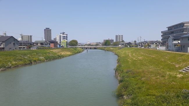 　ご覧戴きましてありがとうございます。<br />　浜松市内には馬込川という川があります。<br />　この馬込川、浜松市内では比較的有名な川で、調べたところ、浜北区辺りから浜松市内を南下し、遠州灘に流れているそうです。<br />　今回はその馬込川について、2020年４月29日に浜松駅付近から南に２㎞少々離れたところに位置する中区南浅田というところに位置する下村橋という橋までの区間を散歩しながら川の景色を眺めた時の様子を紹介させて頂きます。<br />　散歩目的の内容の為、鉄道関連の話題は僅かのみとなりますが、ご了承の上、よろしければご覧ください。