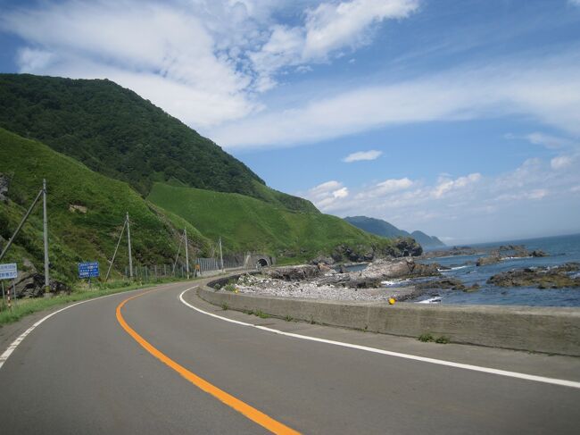 2014年夏、11日間・1020kmをかけて、北海道を自転車で回ってきました。<br />普段は車であっという間に過ぎてしまう景色も自転車だと存分の味わえました。<br /><br />まずは1日目・2日目です。<br />1日目は電車で浦河まで行ってそこからえりもまで<br />(距離40.7km 上り188m 下り169m)<br />2日目はえりもから襟裳岬、帯広、士幌をぬけてしほろ温泉まで<br />(距離83.6km 上り395m 下り395m)<br /><br />行程<br />1日目 羽田空港⇒新千歳空港⇒浦河⇒えりも<br />2日目 えりも⇒襟裳岬⇒大樹<br />3日目 大樹⇒中札内⇒帯広⇒士幌⇒しほろ温泉<br />4日目 しほろ温泉⇒本別⇒足寄⇒阿寒湖温泉<br />5日目 阿寒湖温泉⇒弟子屈⇒別海<br />6日目 別海⇒中標津⇒開陽台⇒羅臼<br />7日目 羅臼⇒知床峠⇒知床五湖⇒ウトロ<br />8日目 ウトロ⇒斜里⇒網走⇒サロマ湖<br />9日目 サロマ湖⇒湧別⇒紋別<br />10日目 紋別⇒雄武⇒枝幸⇒浜頓別<br />11日目 浜頓別⇒猿払⇒宗谷岬⇒稚内空港⇒羽田空港