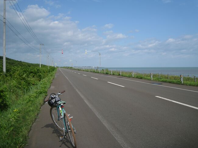 2014年夏、11日間・1020kmをかけて、北海道を自転車で回ってきました。<br />普段は車であっという間に過ぎてしまう景色も自転車だと存分の味わえました。<br /><br />今回は１０日目です。<br />１０日目は紋別から雄武・枝幸を通って浜頓別まで。<br />全行程の最長距離になります。<br />この日は天気が良く、ゆるい南風（追い風）のおかげで気持ちよく進めました。<br />それでも最後はかなり疲れました。<br />（距離134.2km　上り413m　下り433m）<br /><br />行程<br />1日目　羽田空港⇒新千歳空港⇒浦河⇒えりも<br />2日目　えりも⇒襟裳岬⇒大樹<br />3日目　大樹⇒中札内⇒帯広⇒士幌⇒しほろ温泉<br />4日目　しほろ温泉⇒本別⇒足寄⇒阿寒湖温泉<br />5日目　阿寒湖温泉⇒弟子屈⇒別海<br />6日目　別海⇒中標津⇒開陽台⇒羅臼<br />7日目　羅臼⇒知床峠⇒知床五湖⇒ウトロ<br />8日目　ウトロ⇒斜里⇒網走⇒サロマ湖<br />9日目　サロマ湖⇒湧別⇒紋別<br />10日目　紋別⇒雄武⇒枝幸⇒浜頓別<br />11日目　浜頓別⇒猿払⇒宗谷岬⇒稚内空港⇒羽田空港