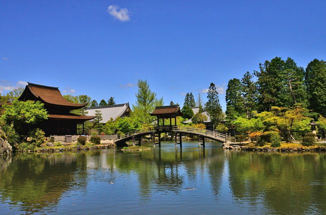 新緑に囲まれ幽玄の世界.虎渓山永保寺<br /><br />臥龍池と土岐川の間にある池の周りの、<br />六角堂梵音巌、臥龍池、無際橋、観音堂を、<br />見渡すたびにその景観の素晴らしい・<br />周りの山川を含めて「虎渓山」と呼ばれ、<br /><br />岐阜県多治見市虎渓山町1-40<br />虎渓山 永保寺（こけいざん えいほうじ）<br />国宝の観音堂と開山堂をはじめ、<br />数々の県や市の指定文化財がある。<br /><br />名勝庭園にある臥竜池に架かる橋「無際橋」へ<br />夢窓疎石の設計による庭園は素晴らしい池泉回遊式庭園、<br /><br />新型コロナウイルスの感染拡大、<br />新型コロナで９月入学・新学期　<br />首相「前広にさまざまな選択肢」<br />ゴールデンウイークに・・・。<br />紅葉でない時期に・・・。<br />臨済宗南禅寺派虎渓山永保寺へ