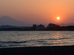 コロナ禍の茅ヶ崎海岸・・・サーファーが。2020年昭和の日夕景