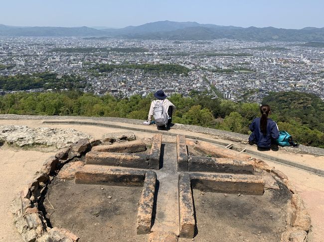 天気もいいし気楽に登れそうなので大文字山に登ってみた。登ってみて、大文字焼きの仕組みがわかった。