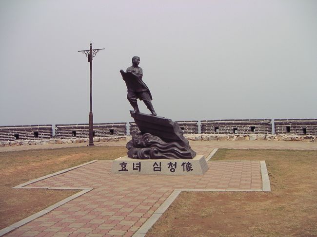 <<旅のルート>><br />仁川から高速船でペンニョン島へ。島から戻った後はソウルをちょっと観光したくらい。<br /><br /><br /><br /><br /><br />2020年のGW放浪はキャンセルとなり時間が有り余ってるので4travel登録以前の旅を紹介していこうと思います。【韓国 船の旅】というシリーズで数回に分けてご紹介。船旅と離島の話のみで本土の話はほぼカットしてあります。10~20年前の旅ばかりなので情報としてはあまり参考にならないと思います。<br /><br /><br />▽ 2001年夏 対馬経由で釜山<br />https://4travel.jp/travelogue/11620002<br /><br />▽ 2004年GW 墨湖(東海)~鬱陵島~浦項<br />https://4travel.jp/travelogue/11620004<br /><br />▽ 2005年GW 仁川~済州島・馬羅島~釜山<br />https://4travel.jp/travelogue/11620005<br /><br />▼ 2006年GW 仁川港~ペンニョン島<br />https://4travel.jp/travelogue/11620006<br /><br />▽ 2010年GW 下関経由で釜山<br />https://4travel.jp/travelogue/11620003<br /><br />▽ 2011~12年末年始 木浦~可居島(4tra登録後の旅なのでとっくにup済み)<br />https://4travel.jp/travelogue/10643557<br />https://4travel.jp/travelogue/10643603
