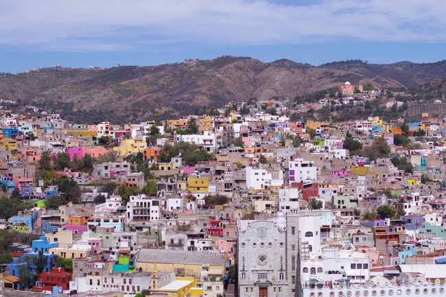 メキシコには古代遺跡や美しい海など観光地はたくさんありますが、その中でも個人的にもっとも楽しみにしていたのが、宝石箱をひっくり返したような街とも形容されるコロニアル様式の世界遺産都市グアナファトでした。<br />天候にも恵まれ、映画『リメンバー・ミー』や『ダイナー』を見てから行ったのですが、期待通りの素晴らしい街を堪能することができました。