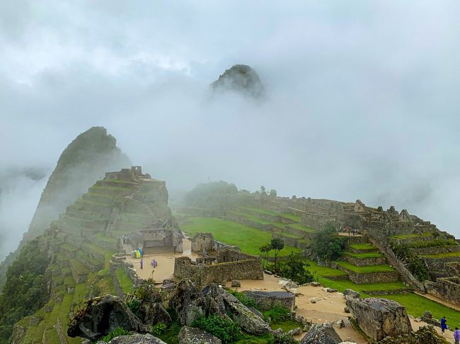 ハネムーンでペルー・ボリビア・メキシコへ行ってきました！<br />壮大な景色といろんな人に出会い、５００％詰め込みまくった旅行です。<br /><br />★★★<br />３日目はついにマチュピチュに。<br />とはいえ天気は雨。<br />霧の中で何も見えないのでは・・と落ち込んでいたことろ、<br />霧が晴れて遺跡が見えてきた時には感動しました！<br />★★★<br /><br />その後、<br />ウルバンバとクスコをめぐり、ボリビアの首都・ラパスを経て、この旅の一番の目的ウユニ塩湖へ！ウユニ塩湖ではウェディングフォトを。最後はカンクンでちょっとだけリゾートを感じて。<br />そんな高低差４０００メートル、気温差３０度（多分）の１４日間<br /><br />★ざっくり動画はこちら★<br />　↓↓↓<br />【幻想的なマチュピチュに行ってきた！中南米旅行その２】<br />https://youtu.be/sSDVAaMYK9A<br /><br />★旅のざっくりレビュー<br />１月１３日　成田→メキシコシティ→リマ<br />　　１４日　リマ→クスコ→ペルーレイル→マチュピチュ村<br />　　１５日　いざ、マチュピチュへ！　★★<br />　　１６日　クスコ周辺（モライ遺跡、ラマスの塩田、チェンチェーロ遺跡）<br />　　１７日　ラパス<br />　　１８日　ウユニへ！塩のホテル「ルナ・サラダ」に宿泊<br />　　１９日　ウユニ２日目。ウェディングフォト撮りました。<br />　　２０日　ウユニ３日目。スターライトとサンライズツアーに参加。<br />　　２１日　ラパスに戻り、トランジットの合間に「月の谷」へ。<br />　　２２日　リマ→メキシコシティ→カンクン<br />　　２３日　カンクンで「グランセノーテ」へ。<br />　　２４日　カンクンは「ハイアット・ジーヴァ」に宿泊<br />　　２５ー２６日　カンクン→成田<br /><br /><br /><br />★Instagram 旅アカ★<br />https://www.instagram.com/unagi_travelog/<br />