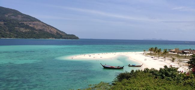 旅友赤巴士さんがはまっているリペ島、j-ryuさんの旅行記も拝見させていただいて、赤巴士さん（以下AKBさんと言う）の日程に合わせて現地集合でBeach巡りをすることになりました。<br /><br />タイの島というと、これまで行ったのはラン島、サメット島、タル島だけ。<br />お二人の旅行記拝見してる限りこれまでの島とは全く異なる感動が得られそうで楽しみにして出発しました。<br /><br />詳細は旅行記の中で！<br /><br /><br />今回の航空券<br />JAL 成田→バンコク→成田（S/S 67,060円）<br />Thai Smile バンコク→ハジャイ→バンコク（Trip.comで購入 8,710円）