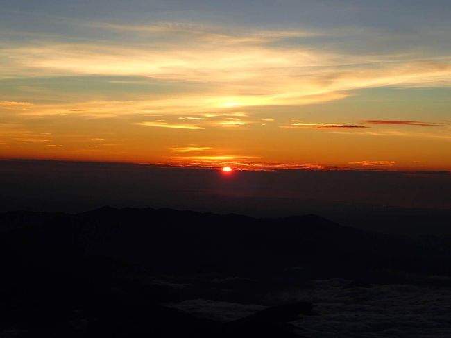 いつかは登ってみたいと思っていた富士山！<br />職場に登山大好きな上司がおりまして、「平成最後だし来年は異動でいないかも！」ということで今年がチャンス！<br />上司、先輩と一緒に富士山チャレンジです。<br />登山初心者の私と先輩。<br />事前トレーニングとして、高尾山や大山に登って道具の使い方や山道の歩き方、靴だけは自前の物がいいってことなど色々とアドバイスをいただきました。<br />結果としてトレーニングしておいて良かったです！！<br />いきなり富士山登らなくて正解！！<br />上司に感謝！！（笑）<br /><br />とてもとても思い出深い経験でした。<br />きっと一生忘れることはないと思う。<br />本気で死ぬかと思った。