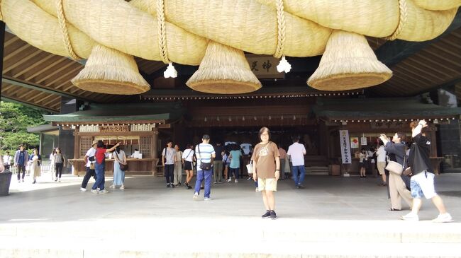 ２０１９年７月１３日ー１７日。「八重垣神社」「神魂（かもす）神社」「熊野大社」から海の方へ出て「日御碕神社」「日御碕灯台」「稲佐の浜」から一度ホテルに戻って休憩。。。観光客が減り駐車場が空くのを待って、「出雲大社」へ。。。出雲大社は二度目です。