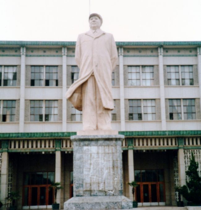 COVID-19による緊急事態宣言と外出自粛、皆様はいかがお過ごしですか? 自分は溜まった旅行記の作成と大掃除で、思いのほか時間があっという間に過ぎていっています。そんな中、クローゼットの奥から「○○←高校の名前」と書かれた段ボール箱を見つけました。吹奏楽部の時の楽譜や制服(えっ?ウエストのサイズが・・・)、教科書 etc そして、高校1年生の時に学校の「開校○○周年記念」で行った上海と北京への研修旅行の写真とネガを見つけました。細かい事は何も覚えていませんが、紙袋の中に入っていた写真やネガ、パンフレットの類を利用して、初めての海外旅行を再現してみました。今から33年前の事です。内容の精度と旅行記というよりも自身への備忘録です。どうぞご容赦下さいませ。<br /><br /><br />■日程<br />◆1987年7月26日(日)<br /> 東京→上海<br /> ・魯迅記念館<br /> ・上海雑技<br />◆1987年7月27日(月)<br /> ・少年宮<br /> ・上海展覧中心<br /> ・豫園<br /> ・玉仏寺<br /> 上海→北京<br />◆1987年7月28日(火)<br /> ・明の十三陵<br /> ・万里の長城<br /> ・京劇<br />◆1987年7月29日(水)<br /> ・北海公園<br /> ・北京大学<br /> ・天壇公園<br />◆1987年7月30日(木)<br /> ・天安門広場<br /> ・故宮博物院<br /> 北京→東京