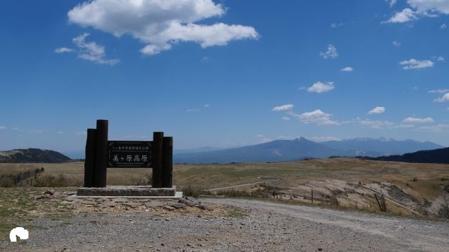 美ヶ原、その名の通り美しい牧場が広がる日本百名山。<br />登山道もやさしめで以前から検討していたが課題はアクセス。公共交通は近年次々と廃止されてしまったようで、現在は期間限定で松本からの路線のみ。しかも関東から日帰りはきついダイヤ。<br />一方、最近レンタルバイクのオープンが各地で見られ、上田市内で原付を借りられることが判明。登山口まで約50km、片道2時間でアクセス可能ということで天気の良い日を狙い、美ヶ原を訪れた。<br /><br />※2020年のGWはステイホーム週間とのことで、暇つぶしに旅行記を投稿します。