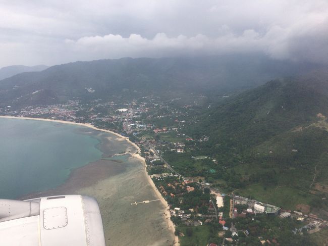 2019年の夏旅はパンガン島。やっぱりのんびり過ごすにはビーチだよね。<br /><br /> 今回はシンガポール航空に乗りたかったし,TGよりも安かったので,<br /> シンガポール経由サムイ島行きの飛行機を予約。<br /> <br /> 空の旅は順調。<br /> でも,サムイ島に着いたら悪天候...<br /><br /> 成田→シンガポール→サムイ島→パンガン 一気に行っちゃいます!