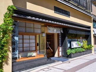 このゴールデンウィークどこもいけなかったので、せめて何か美味しいものを食べていと思い出かけました。テレビでしか見ていませんでしたが、地方のスーパーは混雑していました。電車で50分、京成船橋駅から徒歩3分に有る、鰻の名店、「稲荷屋」さんへ行ってきました。ここは、慶応元年の創業より150年にわたる伝統を受け継ぐ《日本料理 ふなばし 稲荷屋》かつて船橋が成田街道の宿場町として栄えた頃から愛され続けてきた老舗料亭の味だそうです。