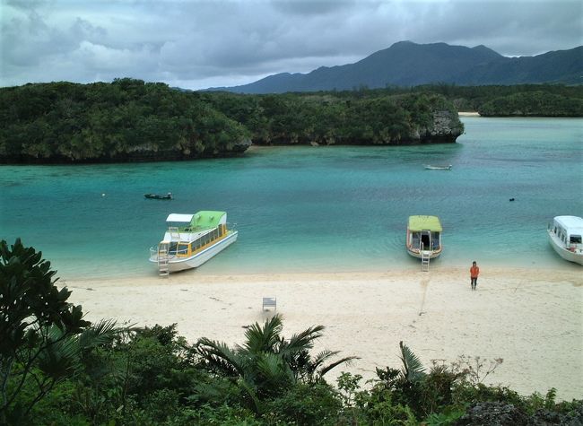 冒頭の写真は、石垣島の観光スポット、川平湾です。<br /><br />沖縄の宮古島・八重山9島を効率的に巡るツアーに参加して温かい冬の沖縄を旅しました。<br /><br /><br />訪れた9島<br />宮古島:沖縄県宮古島市に属する宮古列島の島、近隣には、池間島、大神島、伊良部島、下地島、来間島がある。<br />池間島:宮古島の北西1.5kmに位置し、池間大橋を渡っていける島<br />来間島:宮古島の南西約1.5 kmの太平洋に浮かぶ来間大橋を渡っていける島<br />伊良部島:宮古島の北西約5kmに位置する隆起サンゴの島で、宮古島との間には、2015年1月31日に伊良部大橋(本橋部分3,540m)が開通した<br />下地島:狭い水路を隔てて東側の伊良部島と隣接し、6本の橋で結ばれている。<br />石垣島:沖縄県石垣市に属する八重山列島の島で、 沖縄県内では沖縄本島・西表島に次いで3番目<br />西表島:沖縄県八重山郡竹富町に属する八重山列島の島<br />竹富島:沖縄県の八重山列島にある島<br />由布島:西表島の東約0.5kmに位置する八重山諸島の島<br /><br /><br />石垣島のホテル:ANAインターコンチネンタル 石垣リゾート(あやふや?)<br />宮古島のホテル:ホテルブリーズベイマリーナ(南西楽園宮古島リゾート)<br /><br />由布島は、周囲2.15km、海抜1.5mの小さな島で、島の広さは約4万坪、島全体が砂によってできています。遠浅で、満潮でも1mほどしかありませんので、水牛車で海を渡るのが名物。水牛車に乗り込むと、水牛のことや由布島の紹介や、三線を奏で歌を歌いながら、のんびりと海を渡ります。<br />お天気が良ければ、マンタの浜からは、約2km沖合にある小浜島を始め、嘉弥真島(かやまじま)、石垣島、黒島、新城島(あらぐすくじま)などの島々も見ることができます。島全体が亜熱帯植物園となっており、色とりどりの植物を一年中楽しむこともできます。<br /><br />竹富島の魅力は、赤瓦の屋根と水牛車で有名な南国ムードたっぷりの沖縄を代表する人気の島。人が歩くスピードよりも遅い水牛車に乗って、島の見どころを巡ります。カイジ浜(皆治浜)は「星砂の浜」とも言われており、砂浜で星砂を見つけると幸せを招くとも言われています。<br /><br />川平湾:石垣島の北西部に位置する湾で東シナ海に面しており、カビラブルーとの愛称をもつ素晴らしい海の色が大好評の景勝地です。南北に2.5km、湾内には九つの隆起珊瑚礁島があります。<br />太陽光の強さや角度、潮の満ち引きで色が変わり、一瞬とて同じ色にはならないと言われており、あの画家の岡本太郎氏が「使う絵の具がない」とおっしゃったほど。湾内の潮の流れが早く遊泳禁止エリアですが、グラスボートで湾内の珊瑚礁の景観をご覧頂くことが出来ます。<br />様々な条件から黒真珠の養殖に適しており、世界で初めて養殖に成功したのもこの川平湾です。<br />何度も足を運び、一瞬一瞬で変化していくカビラブルーをいつまでも眺めていたい、そんな気持ちになる場所です。<br /><br />