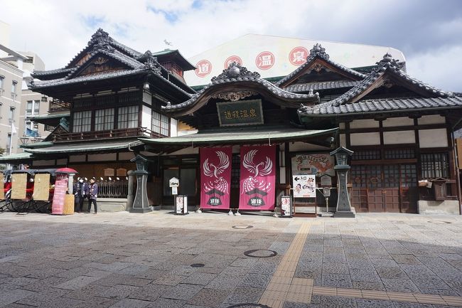 2020年最初の帰省。<br />寒いので、道後温泉に行ってきました。<br />画像は、道後温泉本館にてです。<br /><br />過去の愛媛・松山市旅行記。<br /><br />ちょい旅~2019-5 愛媛・松山市編~<br />https://4travel.jp/travelogue/11617804<br /><br />ちょい旅~2019-4 愛媛 松山市編~<br />https://4travel.jp/travelogue/11608159<br /><br />ちょい旅~2019-3 愛媛 松山市編~<br />https://4travel.jp/travelogue/11596382<br /><br /><br />愛媛まとめ旅行記。<br /><br />My Favorite 愛媛 VOL.3<br />https://4travel.jp/travelogue/11609770<br /><br />My Favorite 愛媛 VOL.2<br />https://4travel.jp/travelogue/11350823<br /><br />My Favorite 愛媛 VOL.1<br />http://4travel.jp/travelogue/11231704