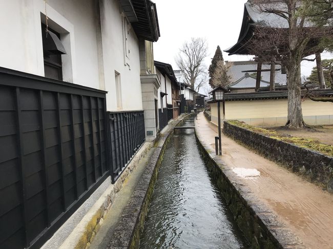 飛騨古川駅下車。<br />飛騨古川は、金森長近の城下町・情緒ある白壁土蔵の町並み・映画「君の名は」の聖地。<br /><br />飛騨古川駅~跨線橋~増島城跡~三番叟~本光寺~鳳凰台~瀬戸川と白壁土蔵街~円光寺~大イチョウ~飛騨古川さくら物産館~真宗寺~飛騨古川駅<br /><br />安土桃山時代に金森長近が築いた荒城川沿いに残る増島城跡は、飛騨唯一の平城跡。<br /><br />水路と呼ぶ方が相応しい川幅の狭い瀬戸川に並び建つ白壁土蔵、路地裏感が強い狭い道、その空間から眺める、狭さの中にあるコントラストの風景に風情を感じた。<br />冬場の瀬戸川の鯉は、雪のために別の場所で飼育され放流されていなかった。鯉と白壁土蔵の色合いの風景を見ることが出来ず残念。<br /><br />