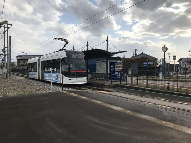 JR富山港線を引き継ぎ、路面電車化され、日本初の本格的LRT(Light Rail Transit:次世代路面電車)が走る7.6kmの短い路線。<br />始発駅として富山駅北駅を新設。富山駅北駅から奥田中学校前駅までは新設された軌道区間。<br />奥田中学校前駅から終着駅の岩瀬浜駅までは旧JR路線の区間。<br /><br />運転ダイヤ:朝ラッシュ時は10分間隔、昼間は15分間隔、早朝・深夜は30分間隔<br />運賃:大人210円、小人110円(未就学児無料)<br /><br />コンパクトで車高が低い車両の走行は、あまり乗り心地の良さは感じず、着席時の振動は激しく伝わってきた。<br />未だに人気は衰えず、沿線にはカメラを持った観光客や撮り鉄の人が多数見受けられた。<br /><br />20.2.22に富山地方鉄道に吸収合併された富山ライトレールは、20.3.21に富山地方鉄道の市内電車と直通運転が開始される前日の20.3.20に乗車。<br />富山ライトレールの富山駅北駅は富山駅構内を出て直ぐの北側。富山地方鉄道の駅は富山駅の高架下。<br /><br />開通前日の準備慌ただしい光景を見る。
