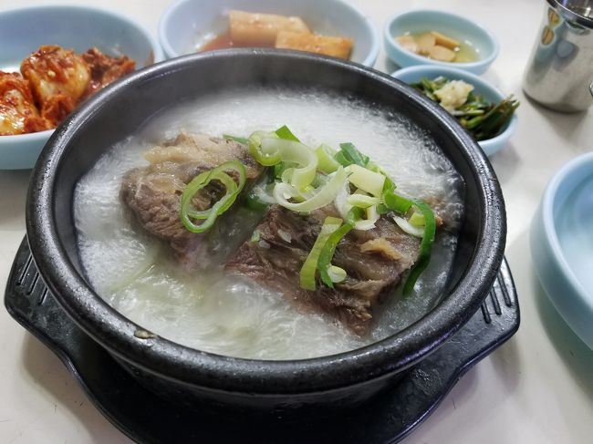 思えば20年前、取引先の韓国の方に、東大門市場の近くにアルミの洗面器で鶏を一匹煮込んだ絶品の鍋料理があると聞かされ興味を持ったのが、韓国料理の奥深さに本格的にハマるきっかけでした。<br /> それまで食べた韓国料理と言えば、ツアーで訪問する牛カルビ焼やプルコギ、チヂミ、ビビンバなど、日本人観光客相手の店の定番料理ばかり。それでも、サムギョプサルにチャミスルの味を覚え、ソルロンタンのスープが二日酔いの胃に浸みるようになった頃、先ほどの鶏鍋料理、そう「タッカンマリ」に出会ったのです。<br /> 以来、定期的に訪韓し、行列グルメからローカル料理までせっせと食べ歩き、旬の食材を求めるまでになりました。<br /><br /> 新型コロナウィルスで在宅を余儀なくされ訪韓が叶わぬ今、これまでにいただいた絶品料理を思い出しながら、次なるグルメ旅に備えたいと思います。
