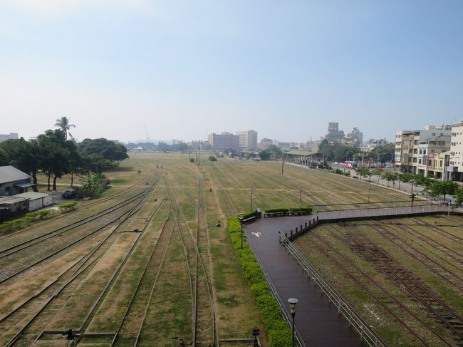 2011年から数年に渡ってMy campaign「ありがとう台湾」で行った高雄で、鉄道廃線があったので探訪してみました。<br /><br />現在は、グーグルマップでみると一部の廃線区間はライトレールが乗り入れているようでしたので7年の歳月は変化がありますねー!<br /><br />この路線は1900年11月末に開通した縦貫線の打狗 (高雄の旧称)- 台南間の一部分になります。元高雄駅の南港湾エリアをぐるっとループしていたようです。時代によっては旅客の取り扱いもあったそうですが、もっぱら貨物営業だったようです。<br /><br />打狗、鼓山、三塊厝の各駅間のトライアングルの内、打狗・三塊厝間は1995年11月に軌道、橋梁等を撤去、またこの駅から東へ伸びる屏東線専用路線の設備も同年に撤去、2008年には残りの打狗・鼓山間も廃止。2010年に打狗鉄道故事館(歴史博物館)がオープンとの事でした。<br /><br />自分が行った2014年は広大なヤードは露天文化広場みたくなっていて、一部ライトレール化(言われれば・・・)工事が行われていました。<br /><br />部分部分は遊歩道やアート関連施設になっていますが、レールが結構残されていたので雰囲気は良かったです。<br /><br />今はどうなんでしょうね!!<br /><br />各ページはもう忘れているので、気分が載った所だけコメントを入れています。<br /><br /><br />お時間がある方は、海外の鉄道廃線のページを見ていただけると幸いです。<br />http://soleil1969.com/ruinstop/ruinstop.html<br />http://soleil1969.com/<br /><br />読んでくれてありがとー!